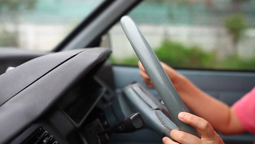 بالفيديو – خلاف بين شرطي مرور وفنانة خليجية في بثّ مباشر... هل شتمها وما هي مخالفتها؟