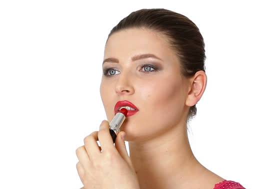 أخطاء في تطبيق أحمر الشفاه تجعلك تبدين أكبر سناً... إنتبهي لها