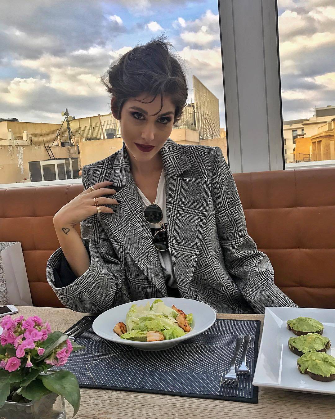 الفاشينيستاز يعلمنك كيفية ارتداء السترة بطبعة المربعات