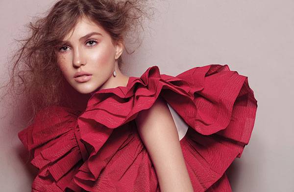 اختاري اللون الأحمر لشفاه جذابة وأزياء كلاسيكية أو عصرية