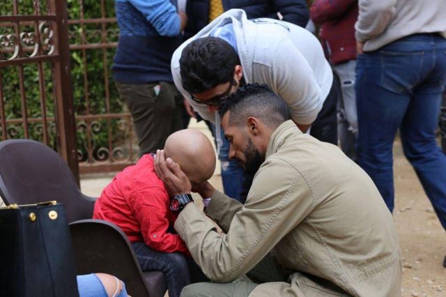بالصور- محمد رمضان يحقق أمنية طفل مريض قبل خضوعه لعملية جراحية