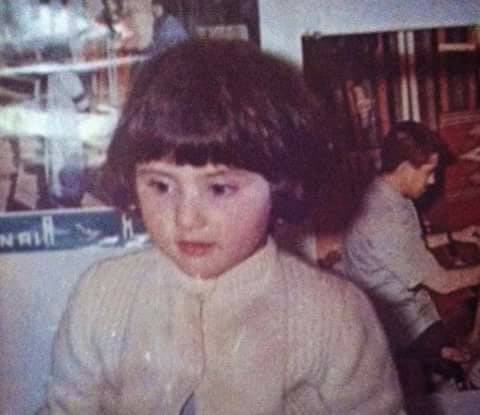 بالصور - هذه الطفلة أصبحت نجمة فاتنة... خمنوا من هي