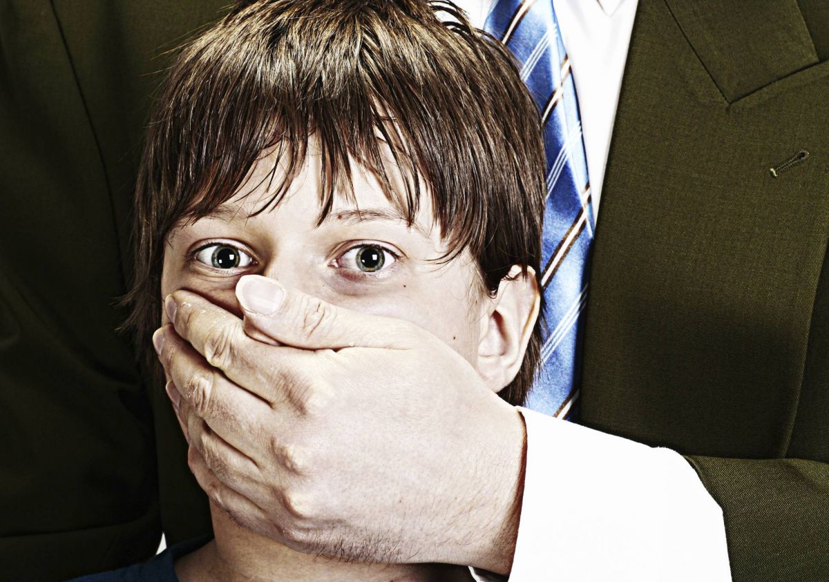 بالفيديو – شاهدوا كيف اختطف هذا الطفل من أمام والدته... جرأة الخاطفين لا تصدّق وهذه نهايتهم