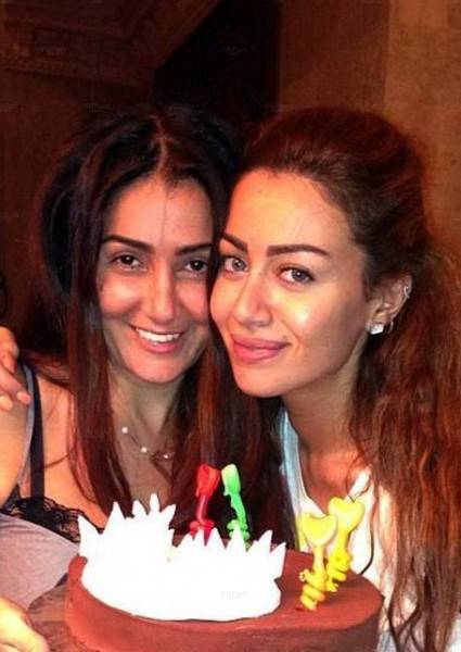 بالصورة - غادة عبد الرازق ترتدي قميص ابنتها... من الأجمل؟