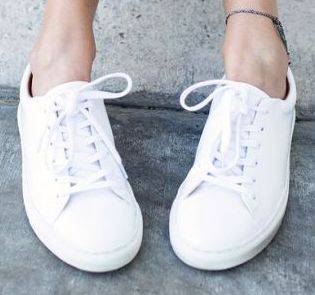 حيل سهلة ومجانية لتنظيف أحذيتك البيضاء... ولهذا السبب لا تعرّضيها للشمس