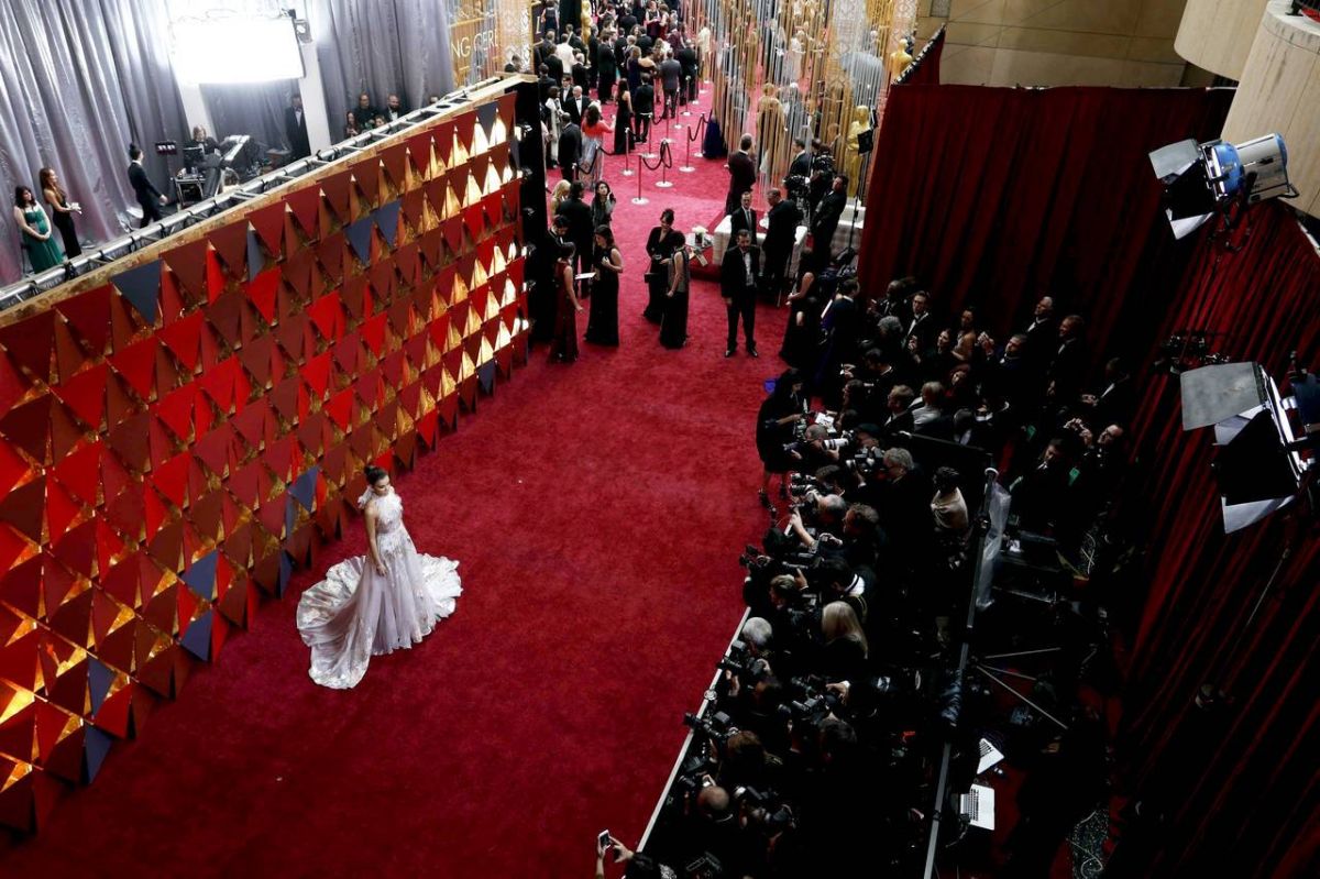 بالصور - إطلالات متشابهة على السجادة الحمراء تضع النجمات في موقف محرج