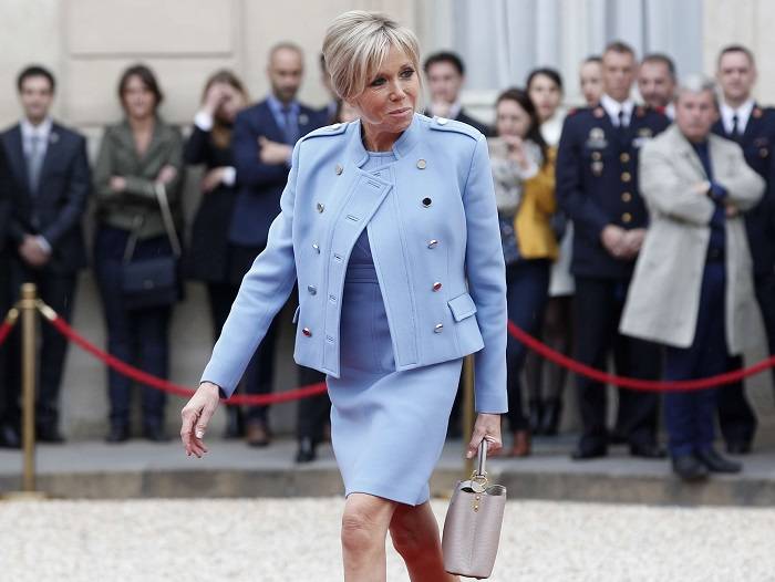 بالصورة –بريجيت ماكرون تستعيد شبابها بإطلالة روك... كم تقدرون ثمن حذائها؟