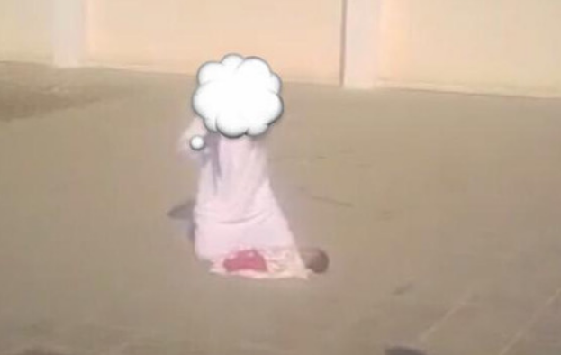 فيديو مرعب.. أب يحاول نحر ابنه الرضيع في فناء مدرسة