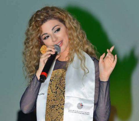 بالصور – ميريام فارس بإطلالة عفوية مبهرة... شاهدوا تسريحتها وقميصها وحذاءها