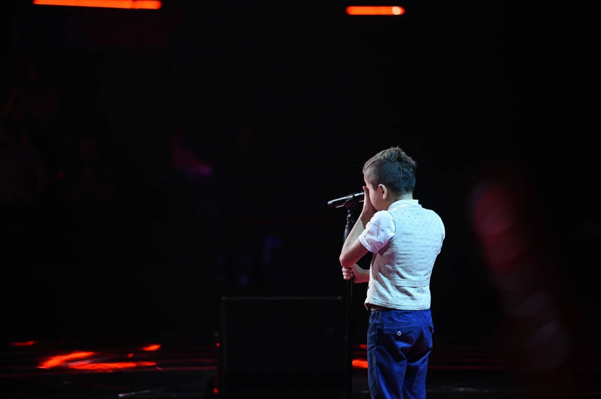 بالصور - طفل يصيب لجنة 