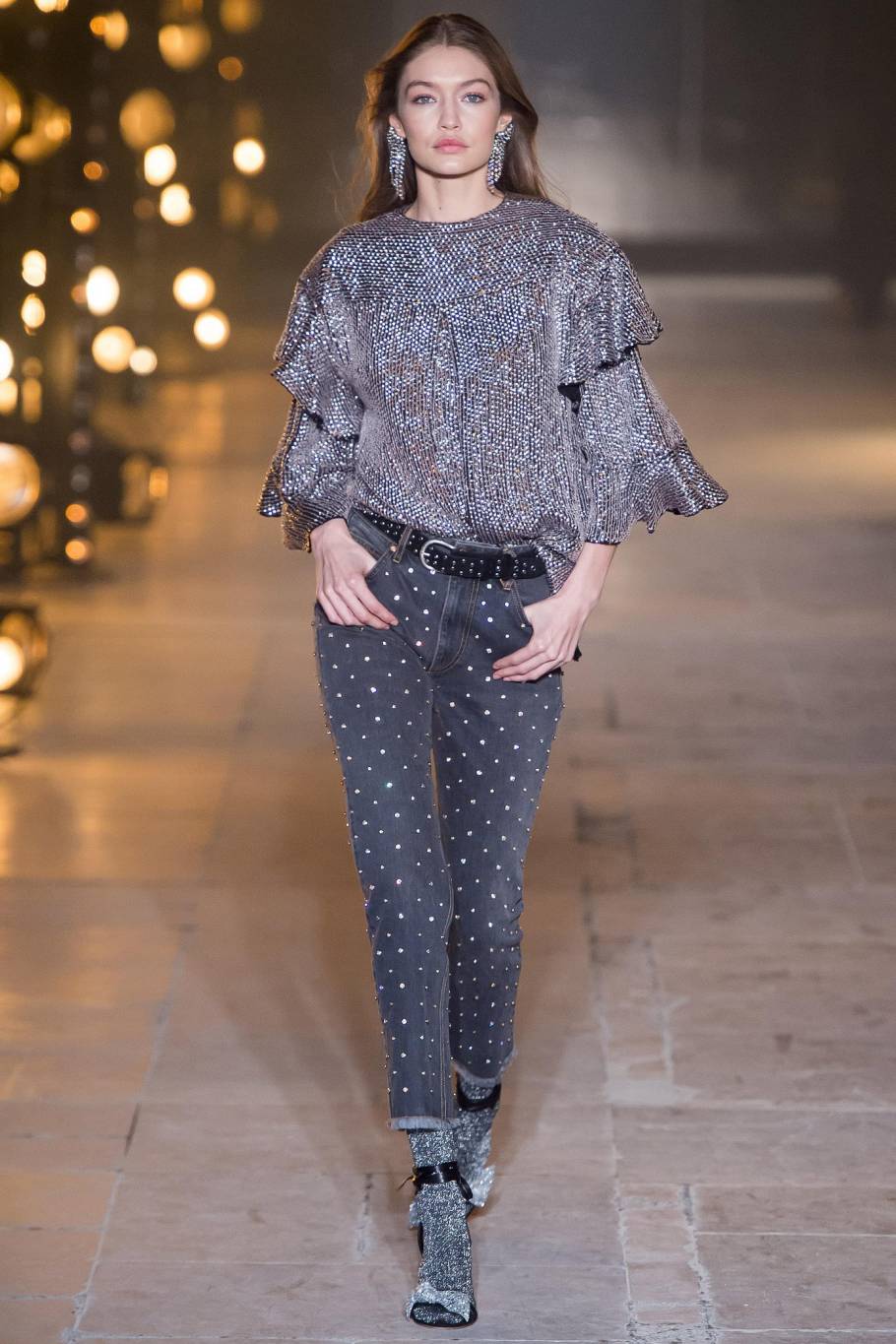 بريق اللون الفضي يطغى على إطلالات النهار