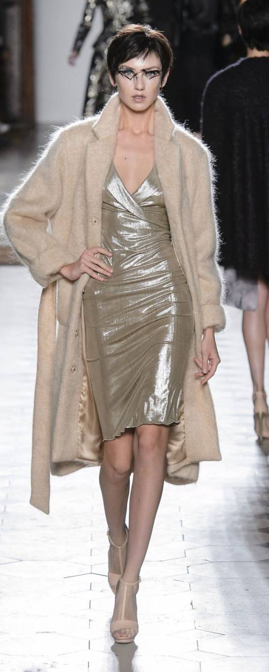 اكتشفي الفستان الذي ستخطفين به الأنظار في حفل استقبال العام الجديد