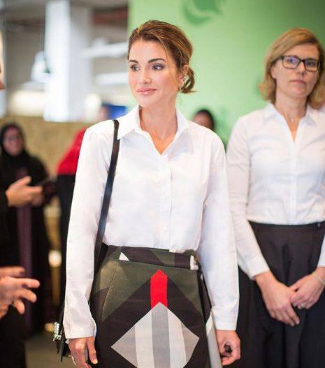 بالصورة – هل شاهدتم الملكة رانيا بسروال الجينز من قبل؟ لاحظوا كيف ارتدته