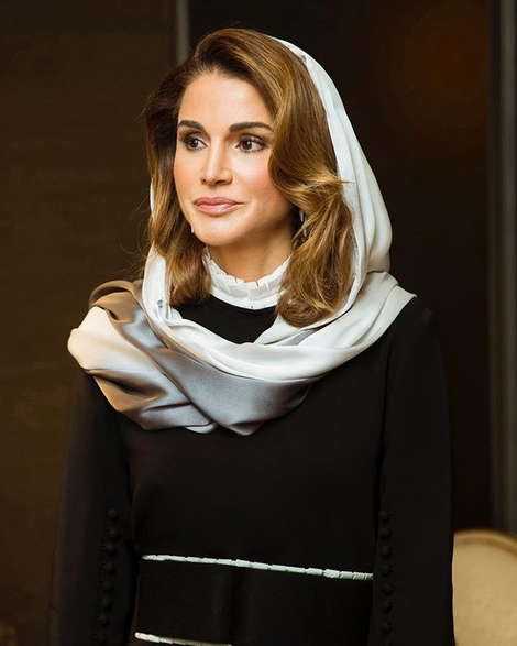 بالصورة – الملكة رانيا تشعل المواقع بإطلالتها البسيطة... شاهدوا أناقتها العملية