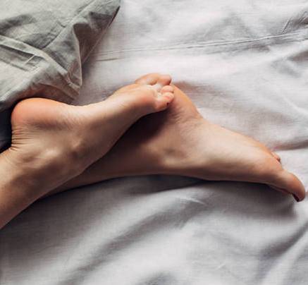 هل تشعرين بحكّة في رجليك أثناء الليل؟ إليك السبب الطبي!