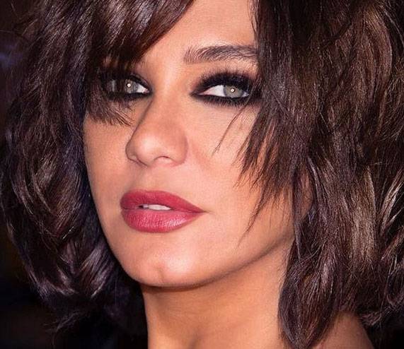 بالصور- سلاف فواخرجي تشع أنوثة بالقفطان التونسي... هكذا أظهرت أناقتها بالأحمر