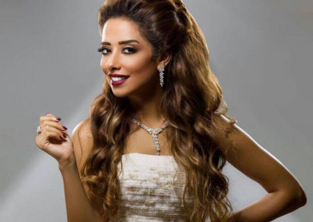 بالصور - حديث نسائي بين بلقيس فتحي وكارمن سليمان... وزوج الأخيرة يتدخل