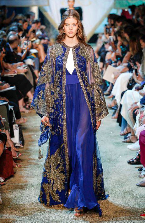 من النجمات ومنصات عروض الأزياء...صيحة تناسب المحجبات في المناسبات