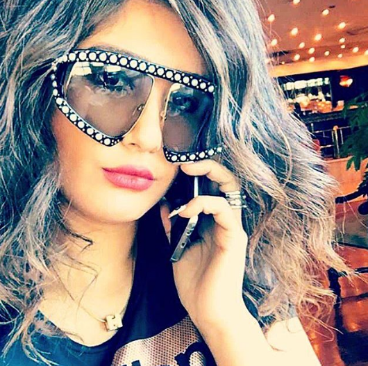 بالفيديو - نجمة عربية تثير الغضب بإطلالتها الجريئة!