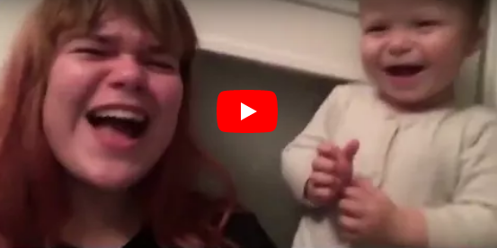 بالفيديو - طفل يضع شقيقته في موقف محرج جداً امام الكاميرا