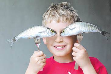 دراسة - أطعمي طفلك السمك بدلاً من إجباره على النوم... إليك الدليل العلمي