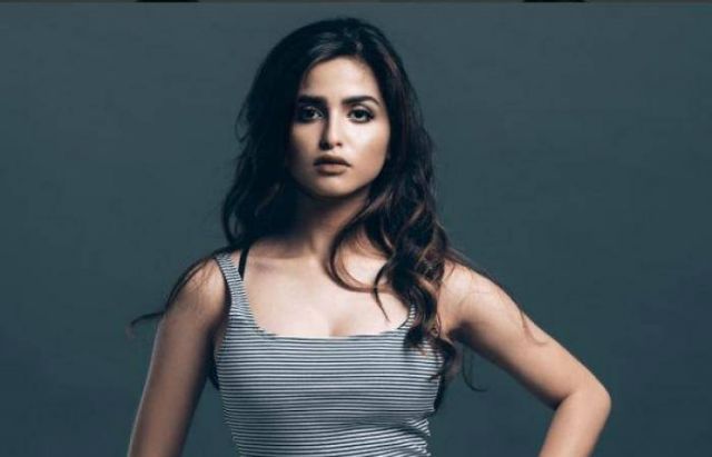 بالصورة - بعد عودة شقيقها الأصغر الى منزل والدها محمد الترك... حلا الترك برفقة أصالة