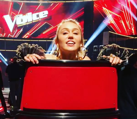 صورة من الكواليس - مايلي سايرس في ذا فويس... ومصمم فستانها لبناني