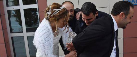 في تركيا - قيّدت عريسها واقتادته الى حفل الزفاف... وردّة فعل المأذون‎ صادمة