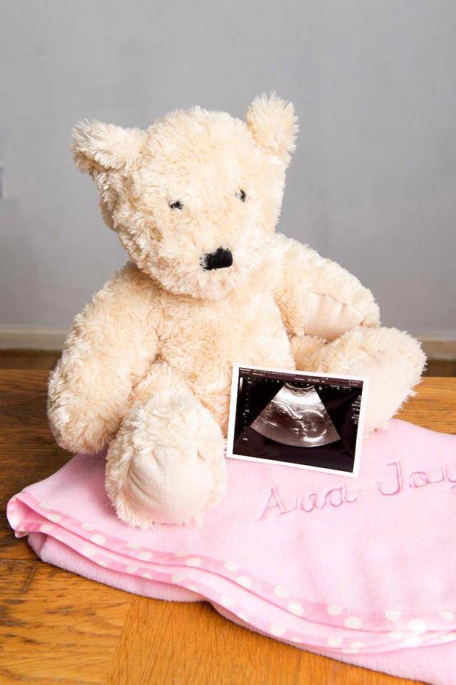 بالصور - قصة مؤثرة.. أم تتخذ أصعب قرار قبل وفاة جنينها بأشهر