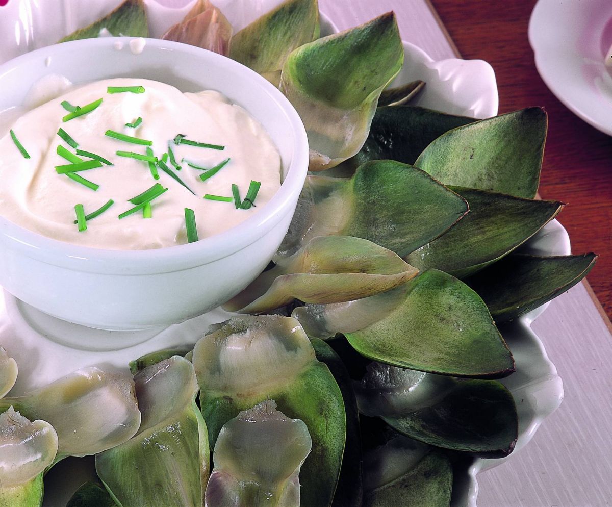 أرضي شوكي مع صلصة غمس المايونيز بالأعشاب