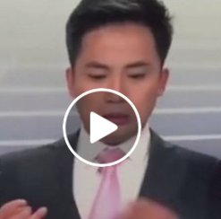 بالفيديو - مذيع يصاب بحالة من الذعر على الهواء مباشرة