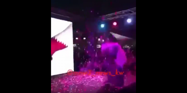 بالفيديو - إصابة مطرب شهير في عينه بمفرقعات نارية على المسرح