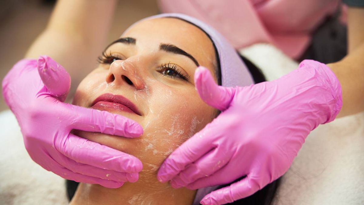 تعلّمي كيف تعزّزين ألق بشرتكِ بقناعيّ الموز والأفوكادو