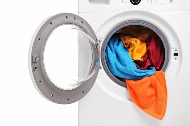 هذه الحيلة تنقذ ملابسك من اختلاط الألوان بعد غسلها... تحتاجين إلى بضع دقائق فقط