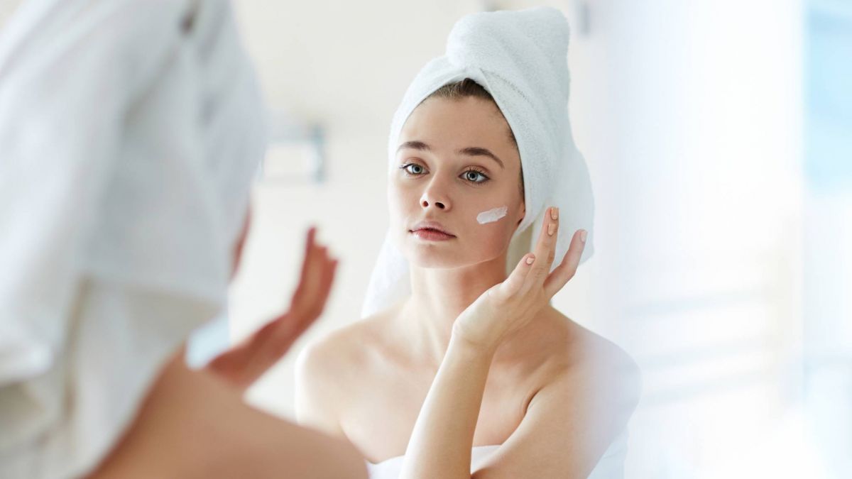 بالفيديو – إجمعي هذين المكونين الغريبين وتخلّصي من الرؤوس السوداء... إليك الطريقة السحرية