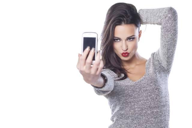 هل تحبّون التقاط صور السيلفي؟ لن تصدقوا ما يعنيه هذا