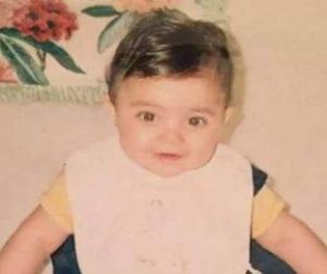 بالصورة - هذه الطفلة هي إبنة نجمة عربية شهيرة... خمنوا من هي