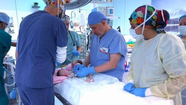 مؤثر جداً - بالفيديو.. هذا ما حصل للتوأم السيامي حنين وفرح