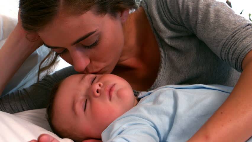 لون براز طفلك يميل إلى الأخضر... الأسباب مهمة إكتشفيها