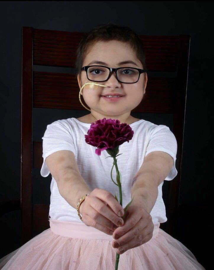 قصة مؤلمة- طفلة سعودية تواجه مرضها النادر بطريقة مؤثرة