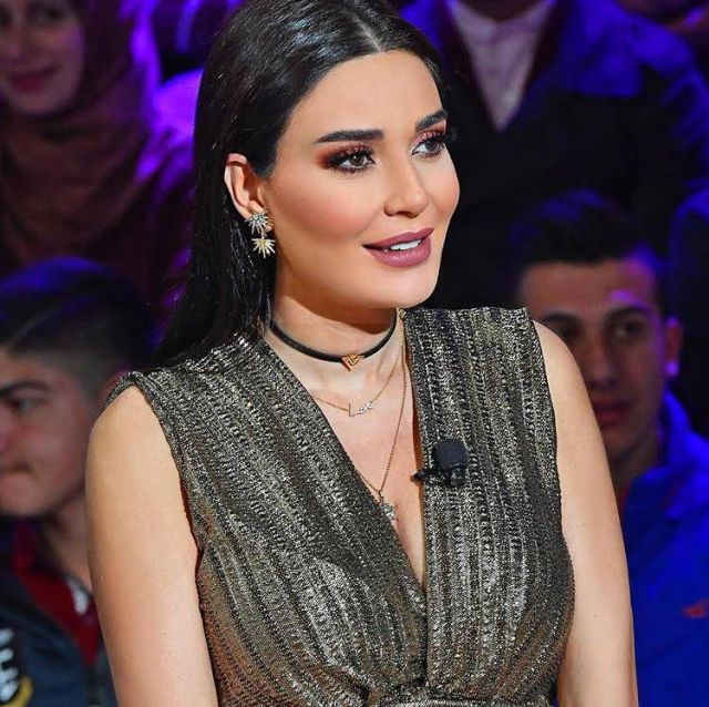 بالصور- سيرين عبد النور تشغل مواقع تواصل الاجتماعي بإطلالتها وهي حامل