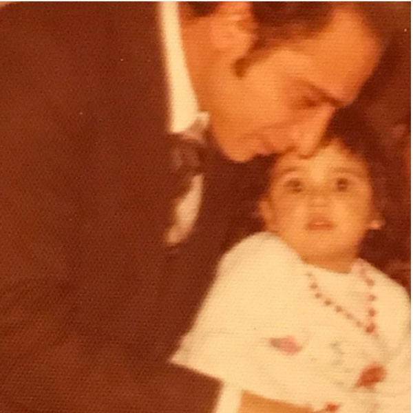 بالصورة – خمّنوا مَن هي هذه الفنانة المعتزلة مع والدها... هل تغيّرت كثيراً؟