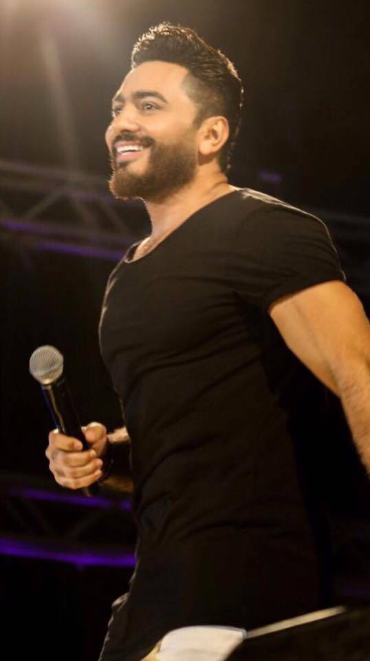 بالصورة – تامر حسني يواجه موقفاً غريباً بسبب لوكه الجديد... هذا ما حدث