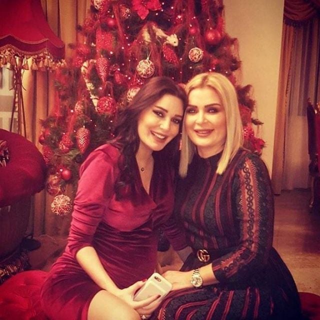 هيفاء وهبي وكارول سماحة تتنافسان على إطلالات الفساتين المخملية... وسيرين عبدالنور تبرز بها حملها