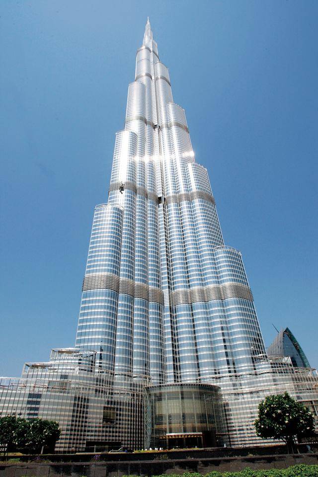 بالفيديو - برج خليفة يستقبل العام 2018 بإضاءة تبهر الملايين... شاهدوا روعتها