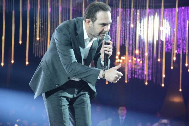 بالصور - زوجة وائل جسار تربكه وتخطف الأنظار بجمالها