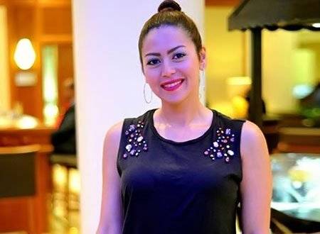 بالصور - إعلامية شهيرة تضع لقاء الخميسي بموقف محرج بسبب فستانها