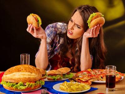 دراسة تكشف العلاقة بين تناول الأطعمة الجاهزة والاكتئاب