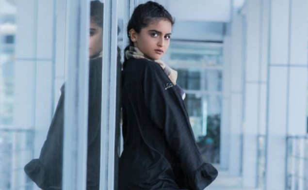 بالصور - حلا الترك تضج انوثة بالعباءة... ماذا ارتدت تحتها؟