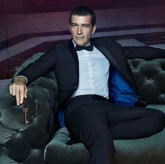 في أحدث صورة – أنطونيو بانديراس بإطلالة صادمة... شاهدوا كيف فقد وسامته